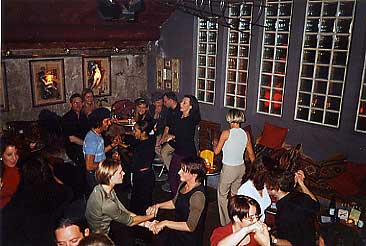 Salsa in Hari´s Bar (Bild: © 2000 by Winfried Herbst)